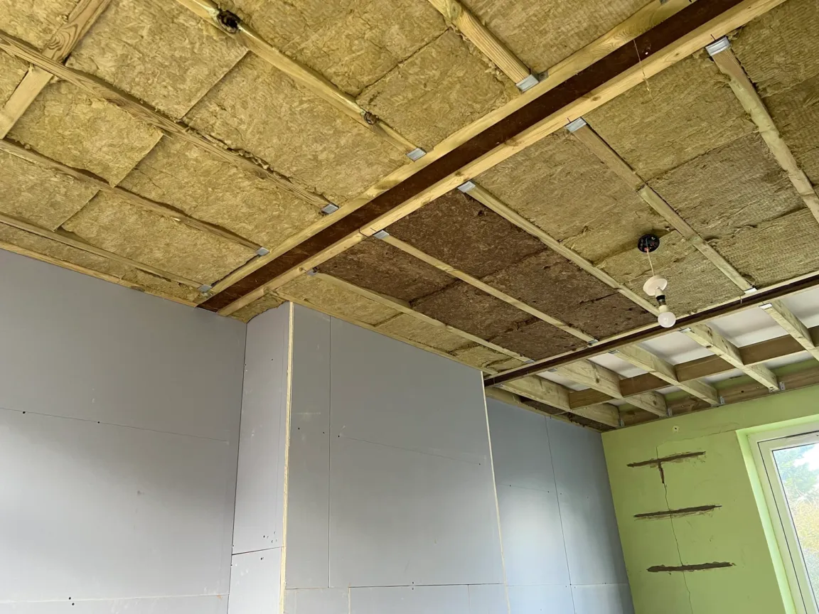 Ceiling soundproofing installation